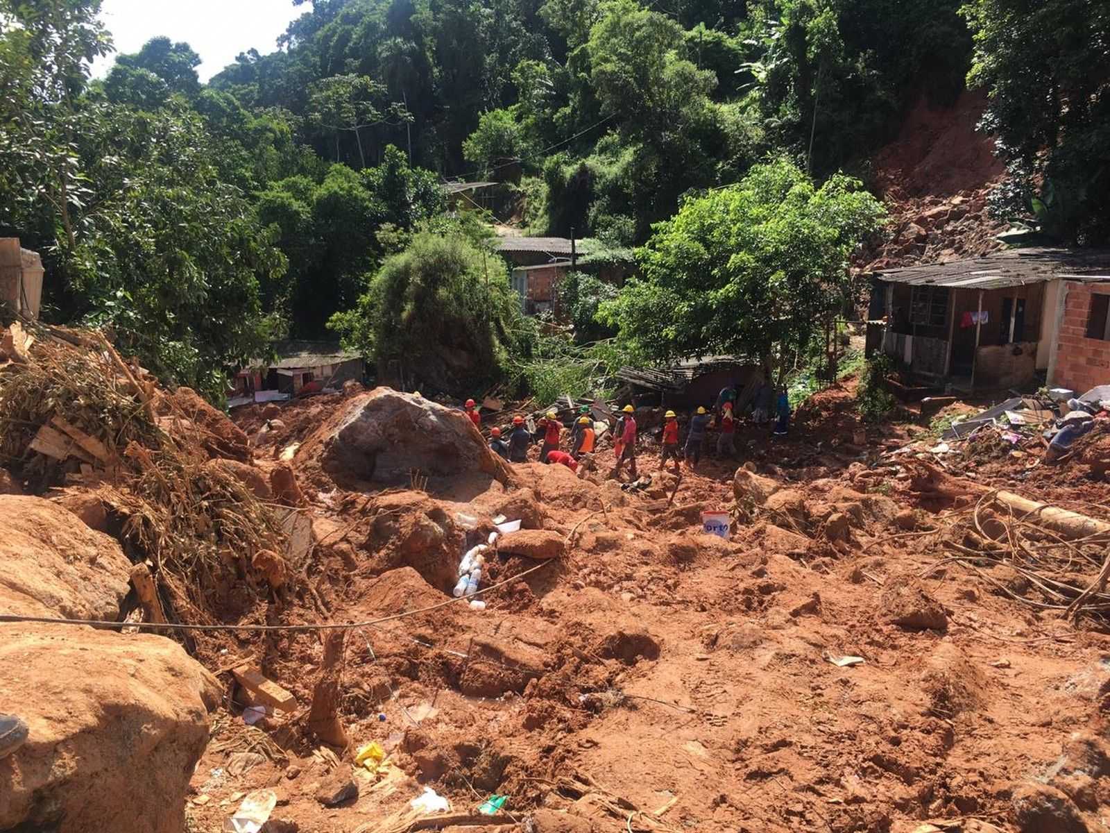 Defesa Civil E Bombeiros Elevam Para 43 O Número De Desaparecidos Após Chuvas Na Baixada 