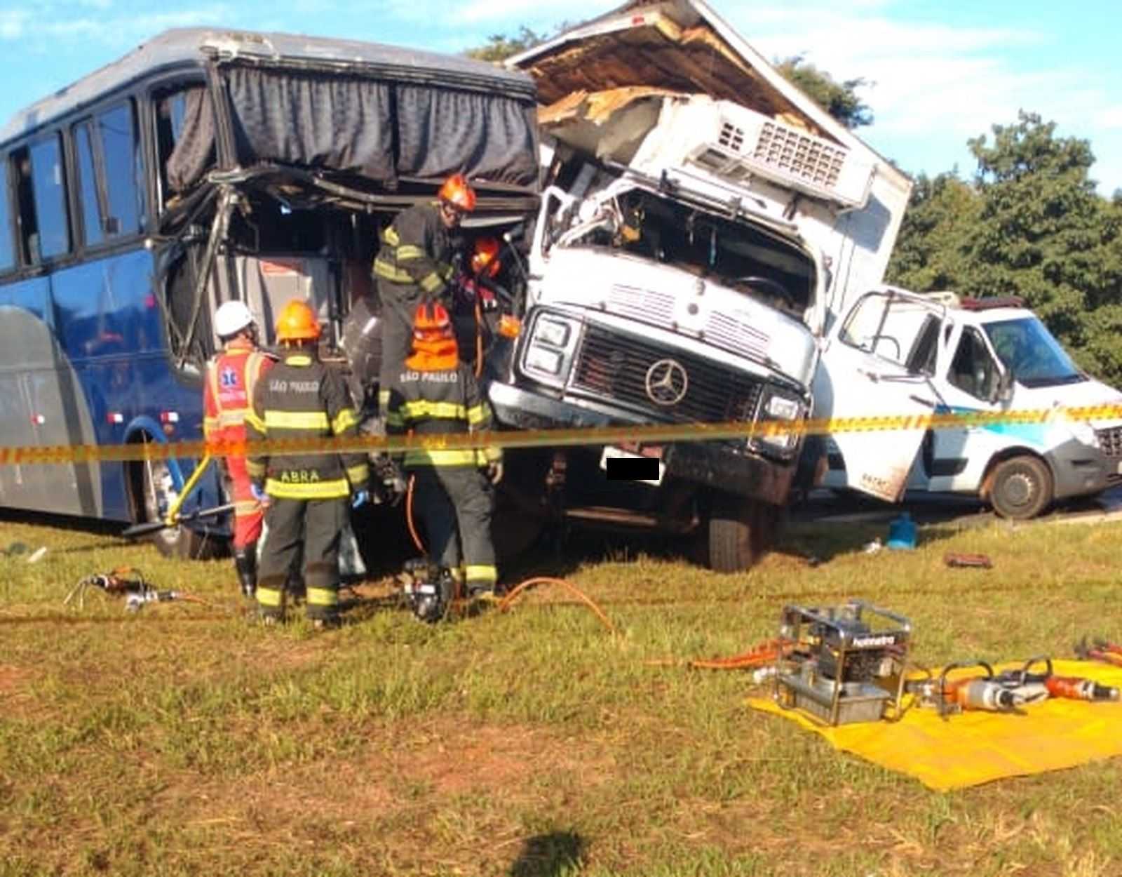 Acidente Entre Caminhão E ônibus Deixa 20 Pessoas Feridas Na Br 153 Em Onda Verde Votunews 