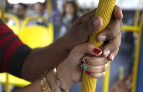 Homem é Detido Após Ser Flagrado Se Masturbando Dentro De ônibus ...