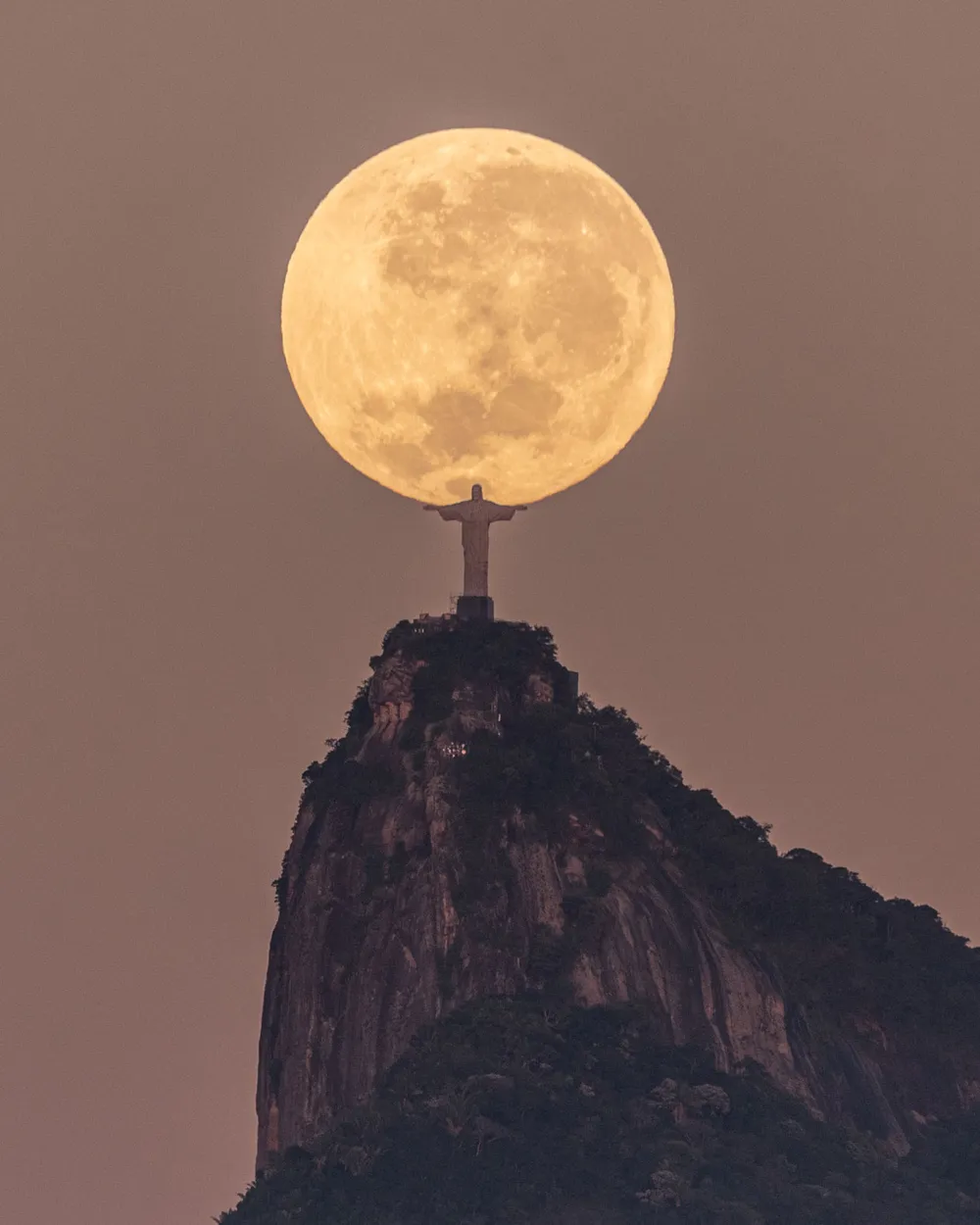 Fotógrafo registra Cristo Redentor 'segurando' a Lua e viraliza na